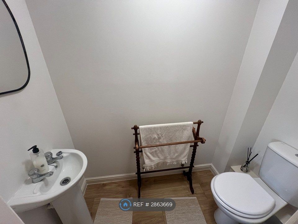 Property photo 3 of 14 Cloakroom