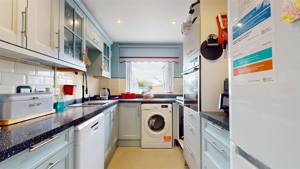 Property photo 3 of 11 Kitchen