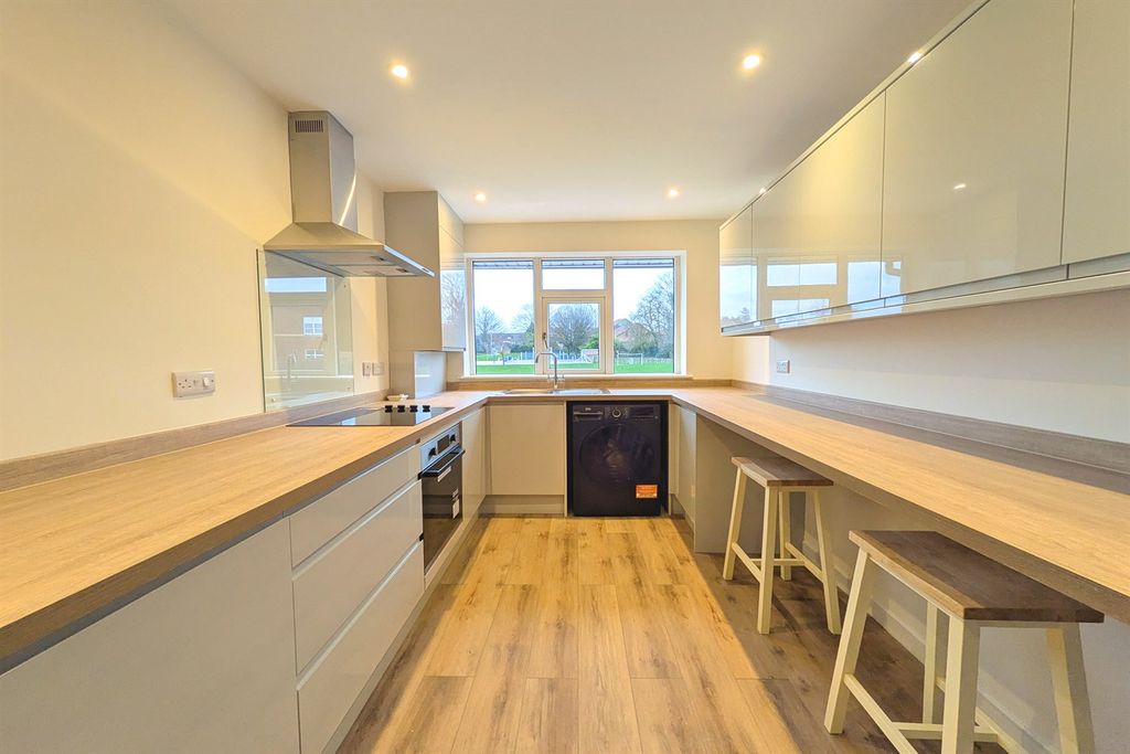 Property photo 3 of 7 Kitchen