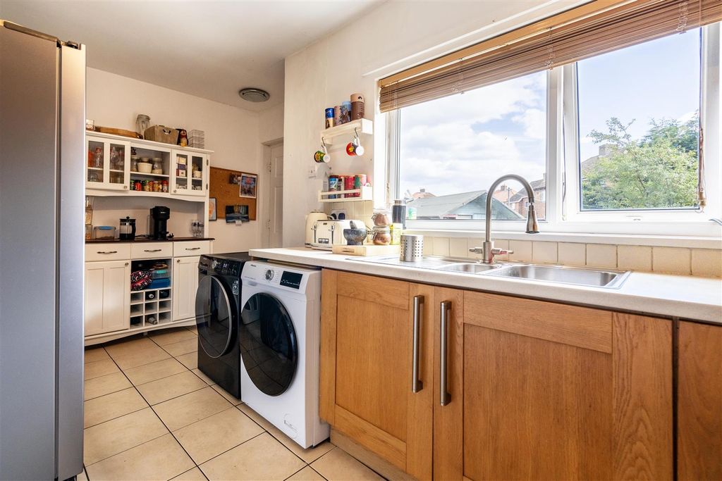 Property photo 3 of 8 Kitchen