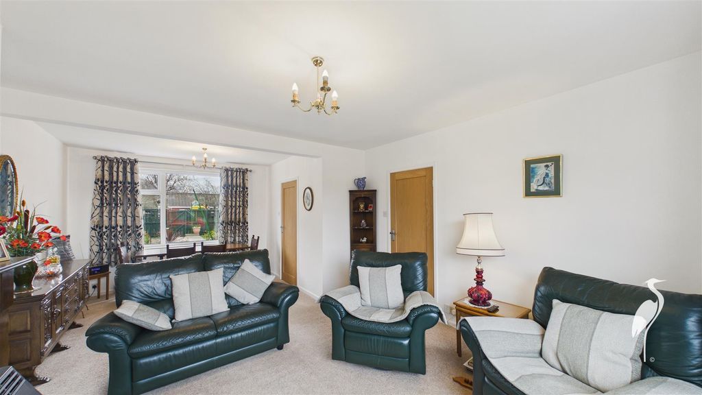 Property photo 3 of 28 Lounge