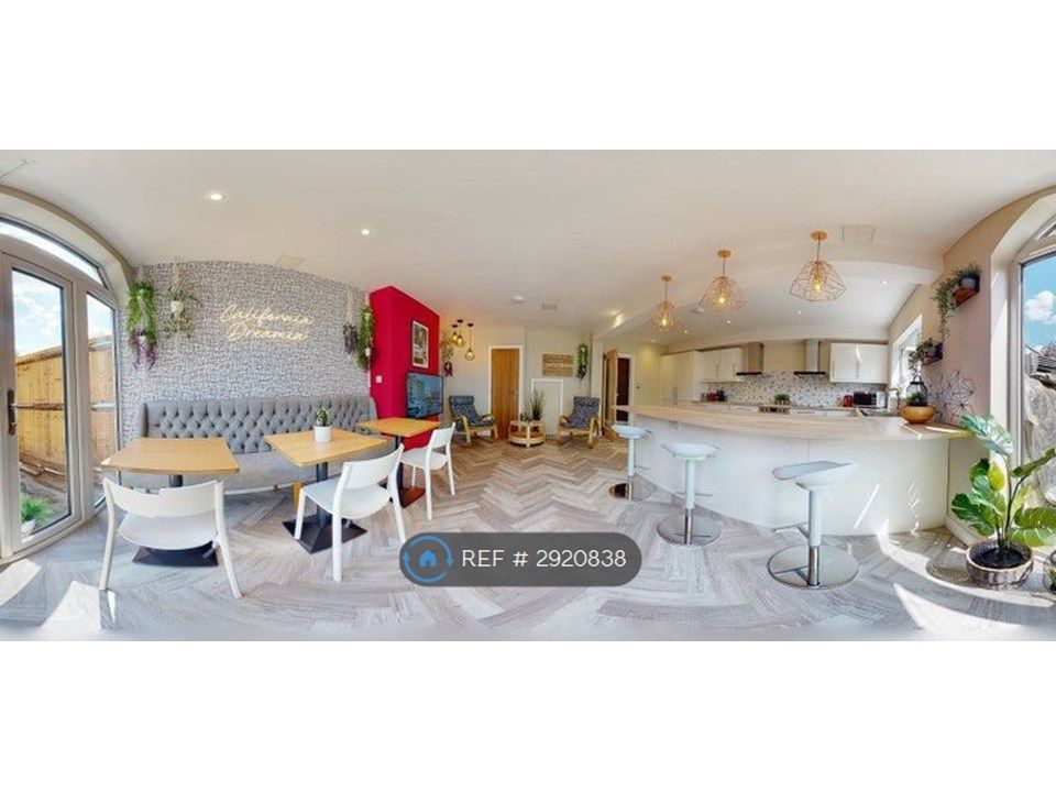 Property photo 1 of 7 Cafe Style Breakfast Bar Shared Space