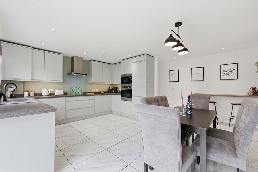 Property photo 2 of 32