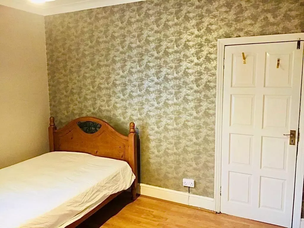 Property photo 1 of 5 Bedroom