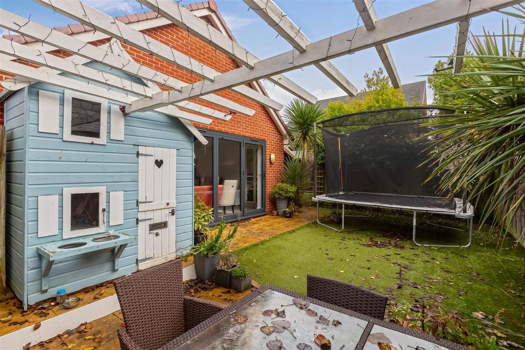 Property photo 3 of 16 Brougham Grove_16.Jpg