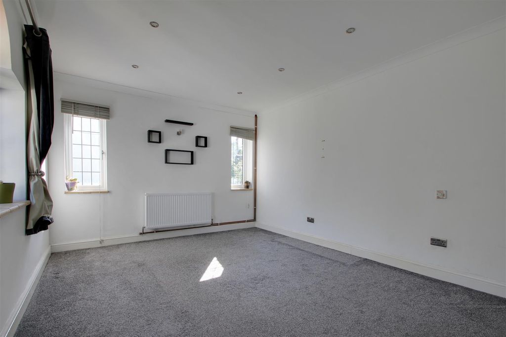 Property photo 1 of 16 Lounge