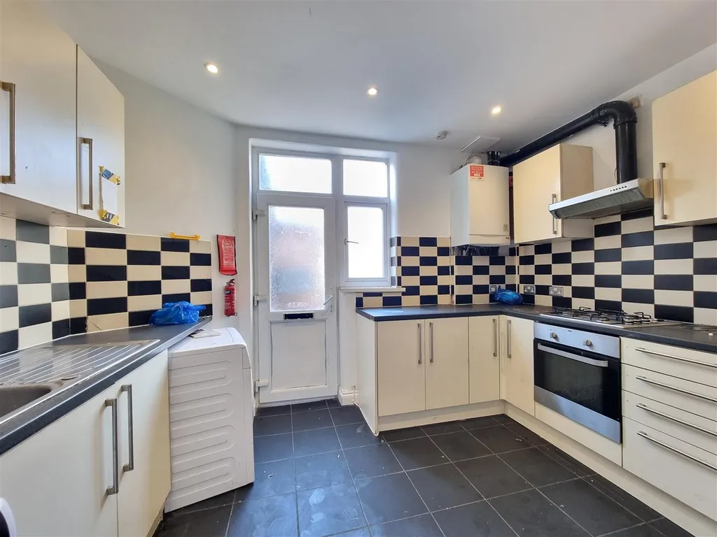 Apartment in Barking, Thames View - View 3