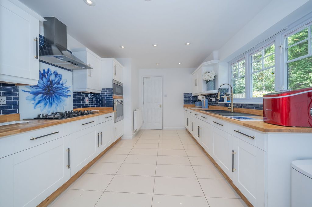 Property photo 3 of 33 Kitchen