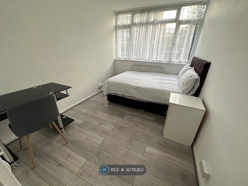 Property photo 1 of 6 Bedroom 2 (£1085 Pcm)