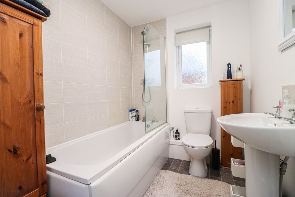 Property photo 3 of 14 Bathroom