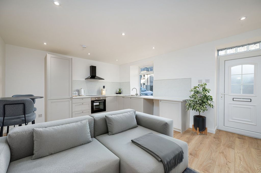 Property photo 3 of 10 Lounge/Kitchen