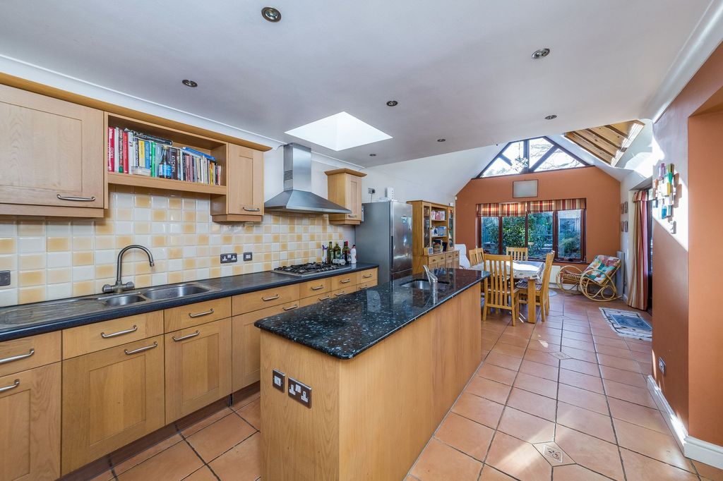 Property photo 3 of 28