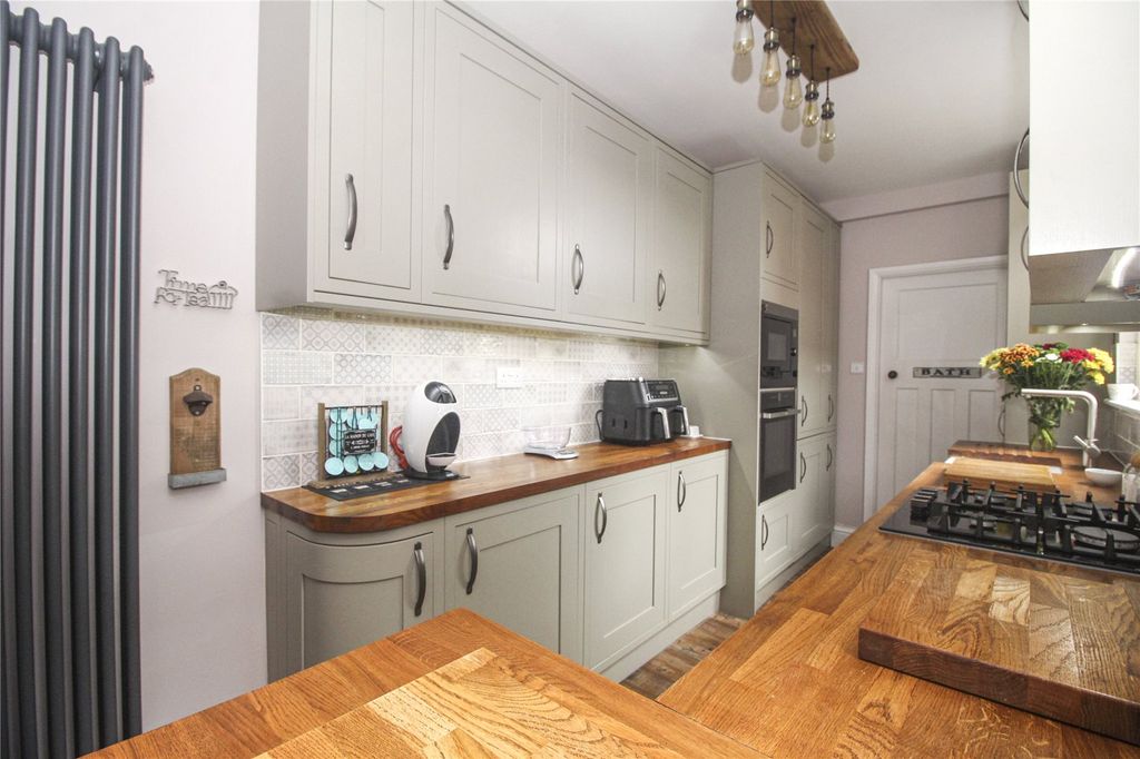 Property photo 2 of 12 Fitted Kitchen