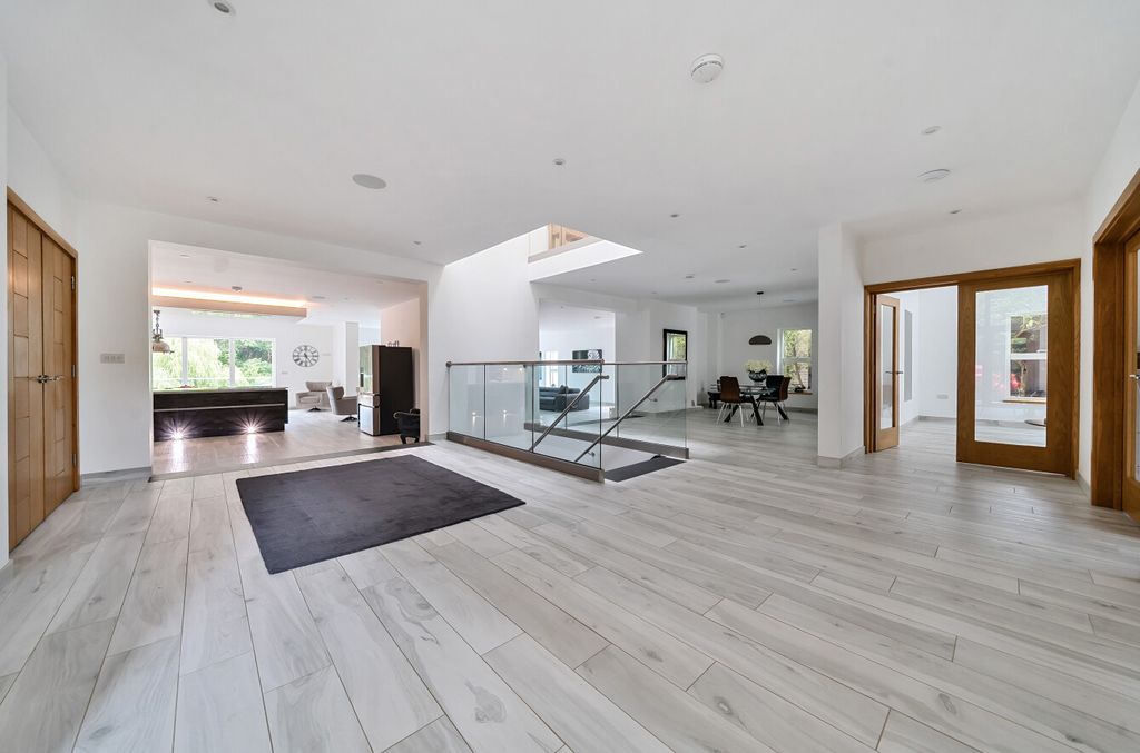 Property photo 3 of 18 1310435-5-684B330...
