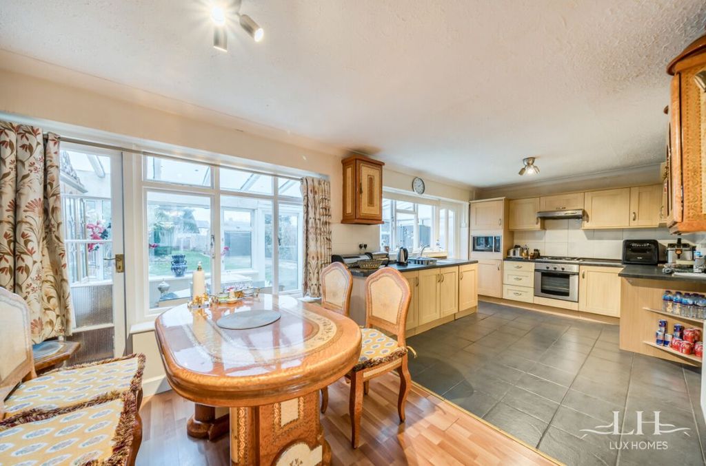 Property photo 2 of 25