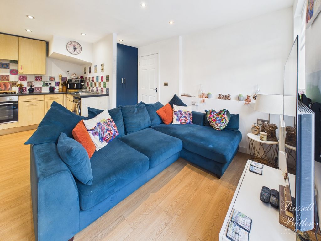 Property photo 1 of 14 Cam01995G0-Pr0430-Still019