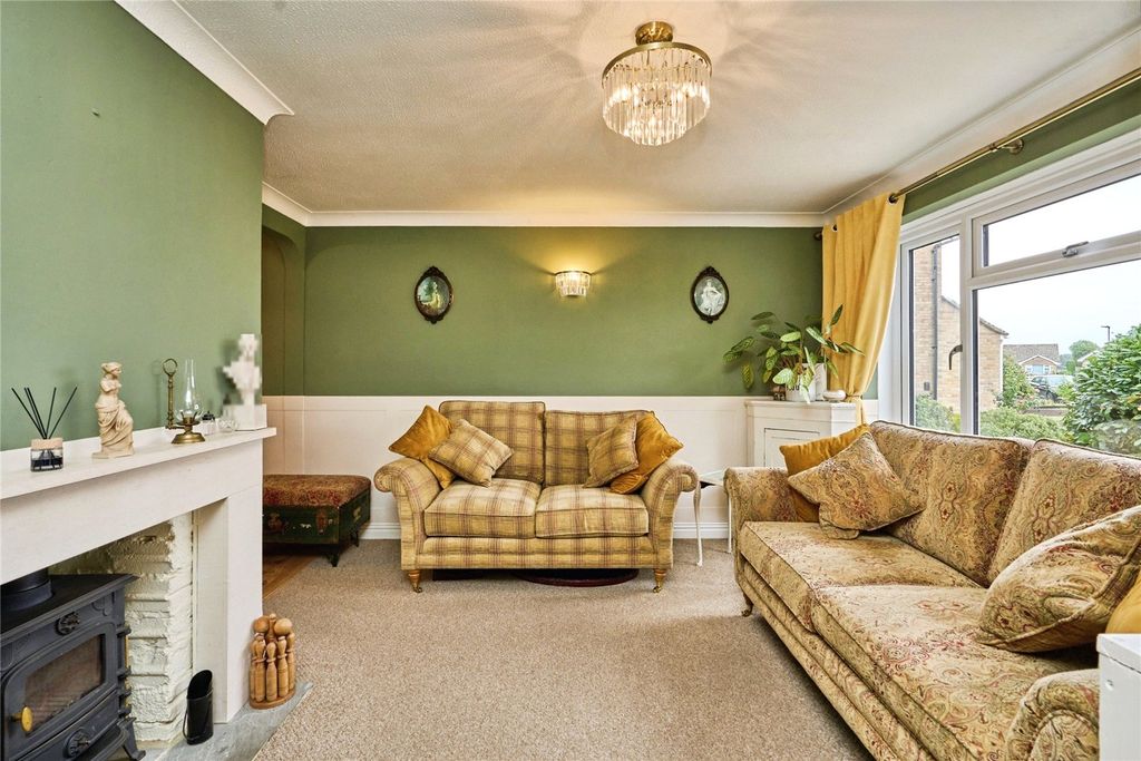 Property photo 2 of 18 Lounge