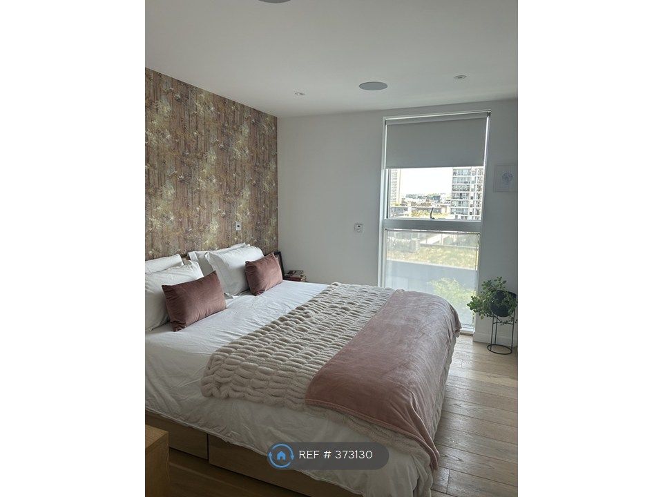 Property photo 3 of 12 Main Bedroom 1