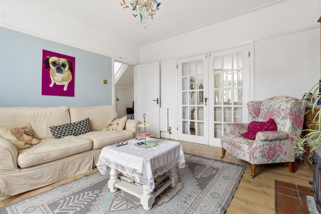 Property photo 3 of 30 21 Beaumont Road-002.Jpg