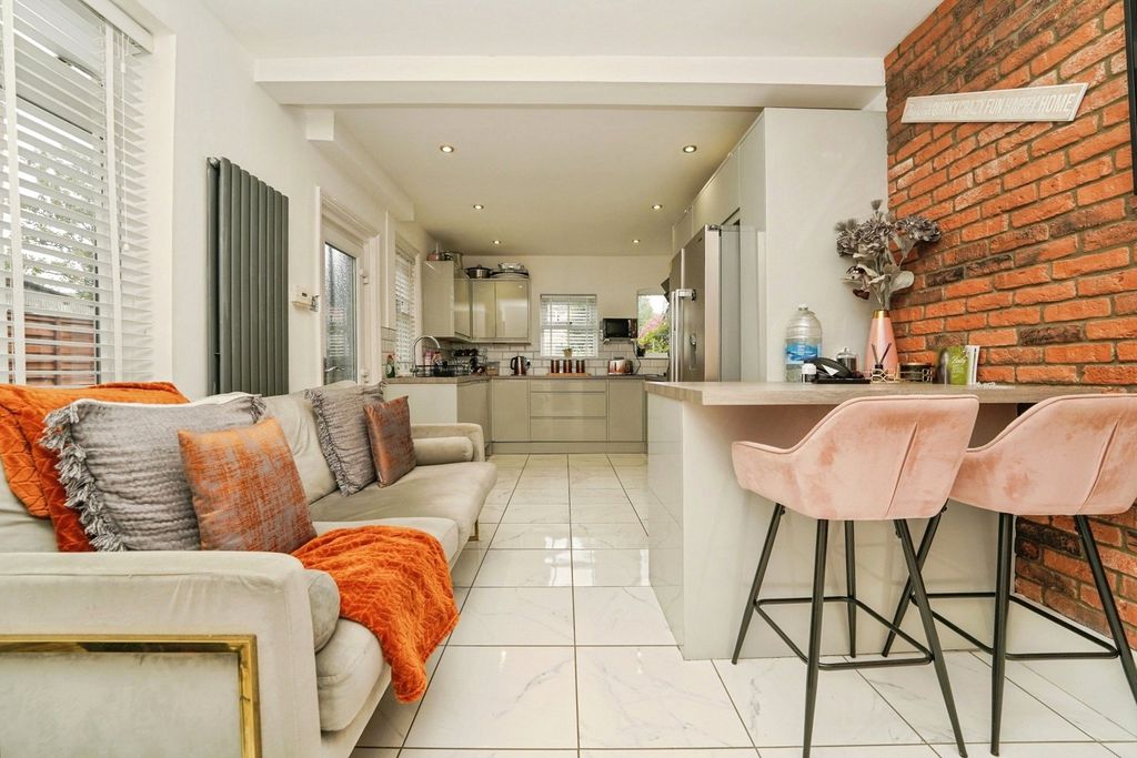 Property photo 3 of 16 Pbox-Img.Jpg
