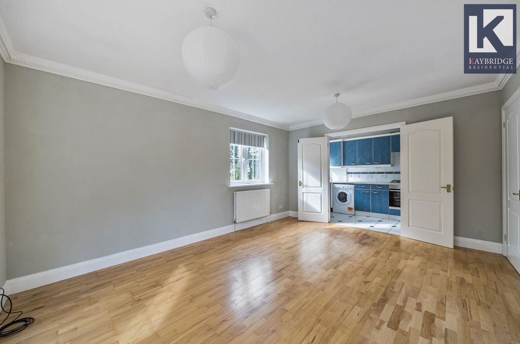 Property photo 2 of 11 Corner Farm Close, Tadworth - Kt20 5Sj