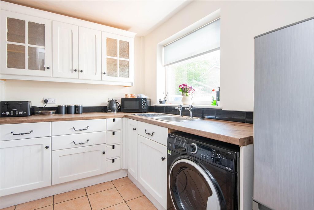 Property photo 3 of 16 Kitchen