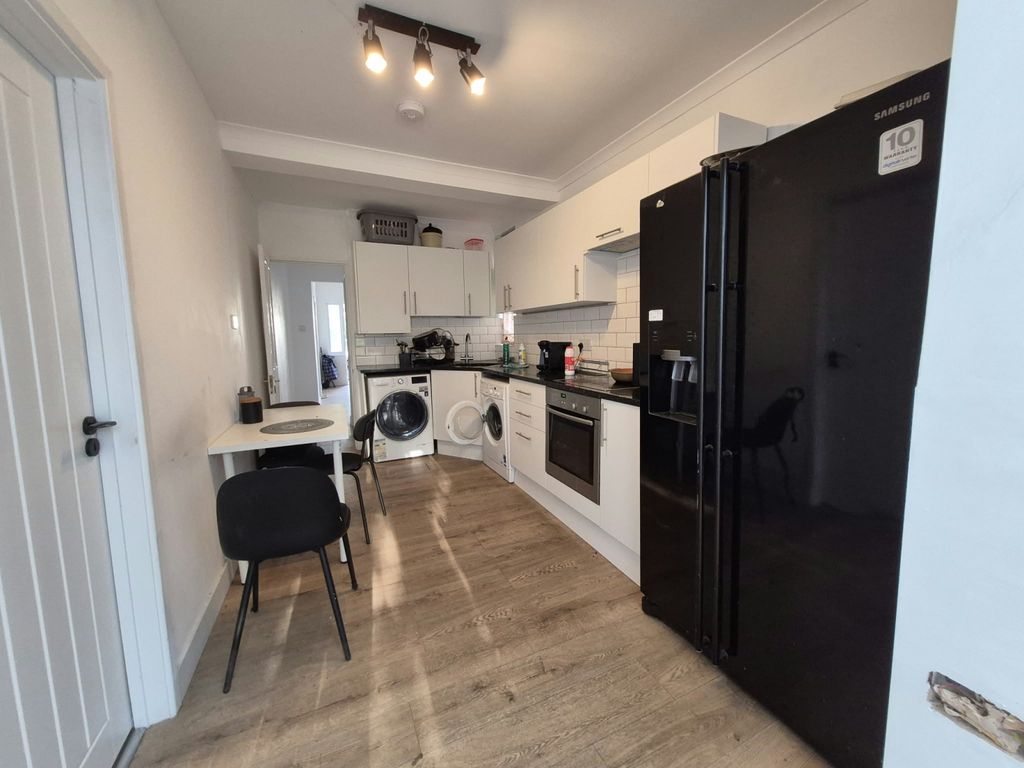 Property photo 1 of 8 Studio Flat With Separate Bedroom. All Bills Included. Hendon/Hall Lane