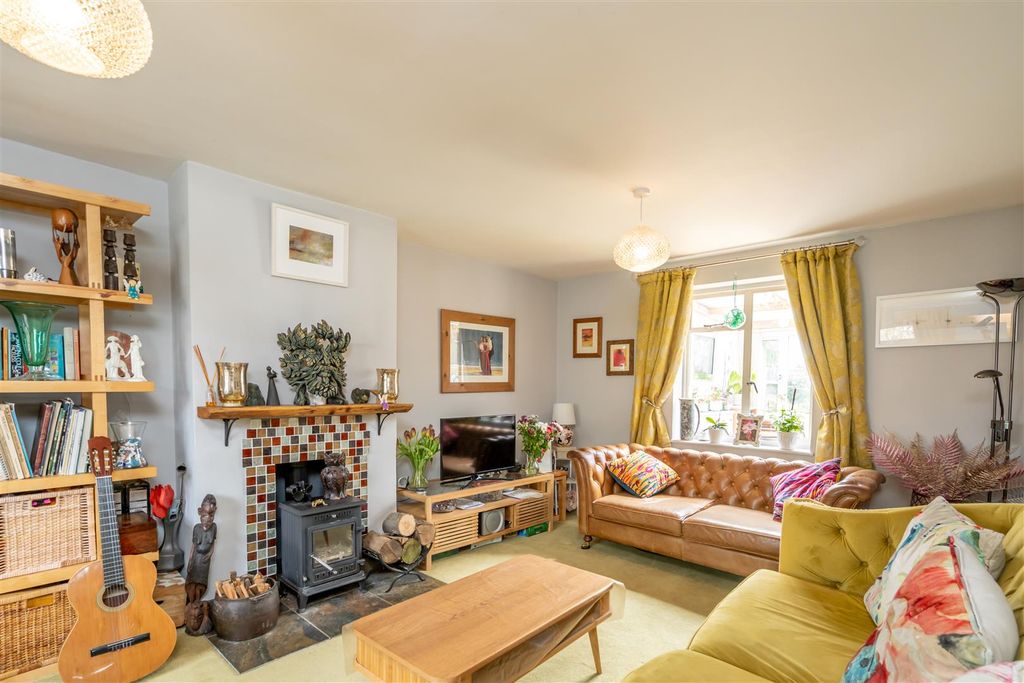 Property photo 2 of 18 Lounge.Jpg