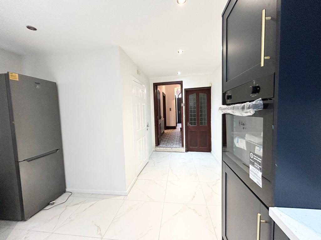 Property photo 3 of 12 Kitchen