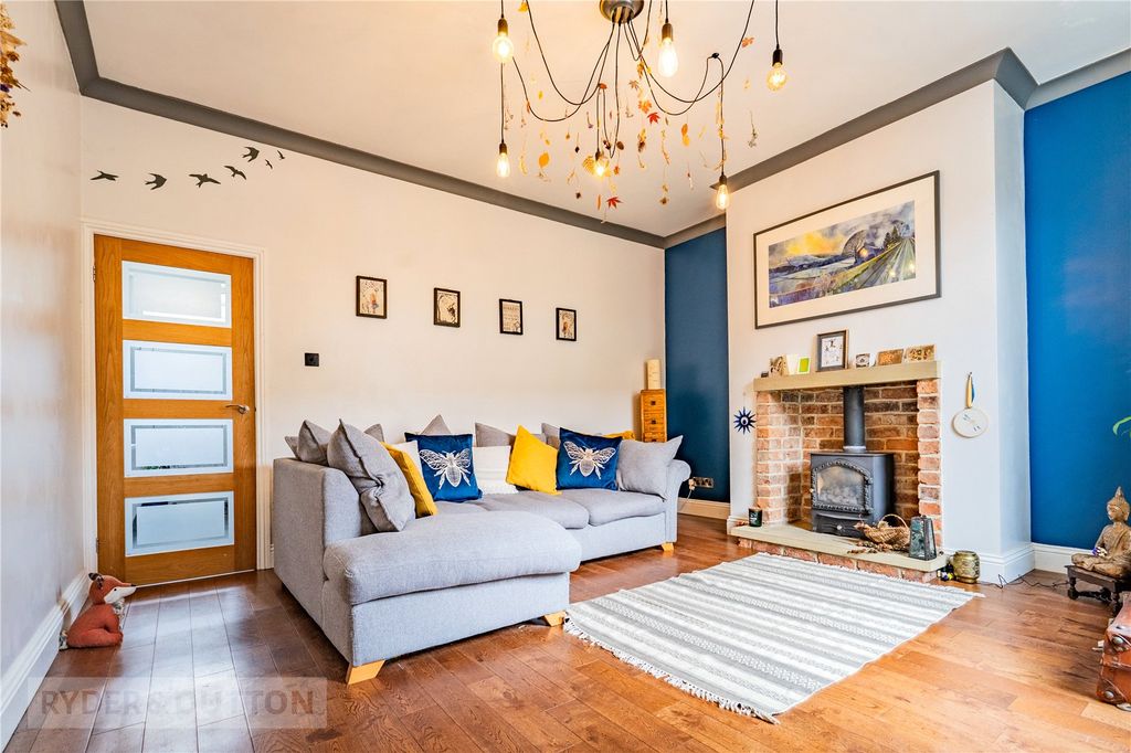 Property photo 3 of 18 Living Room