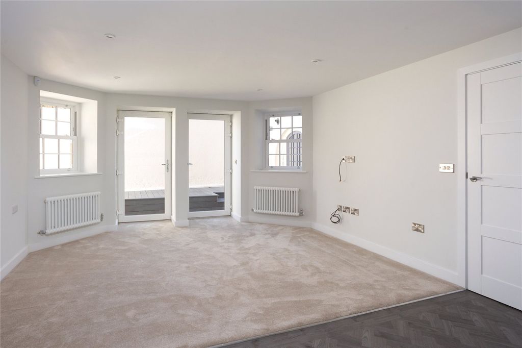 Property photo 3 of 11 Living Room