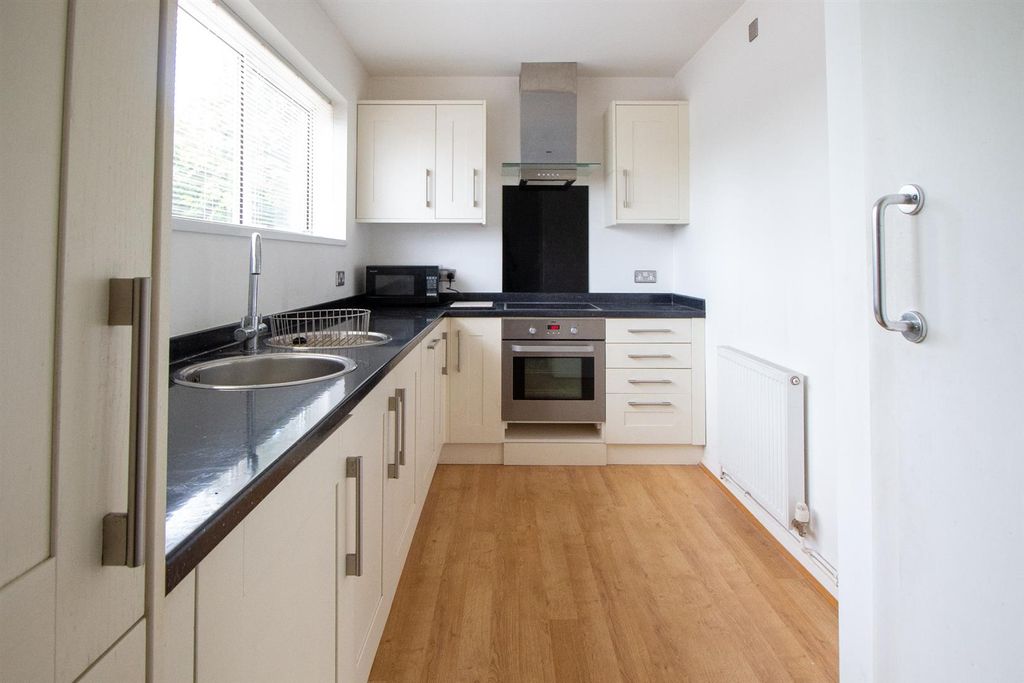 Property photo 2 of 10 7 Queens Court - Kitchen.Jpg