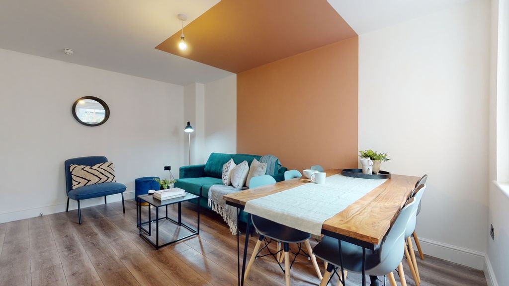 Property photo 3 of 25 A Bright And Spacious Modern Living Room With Styl...