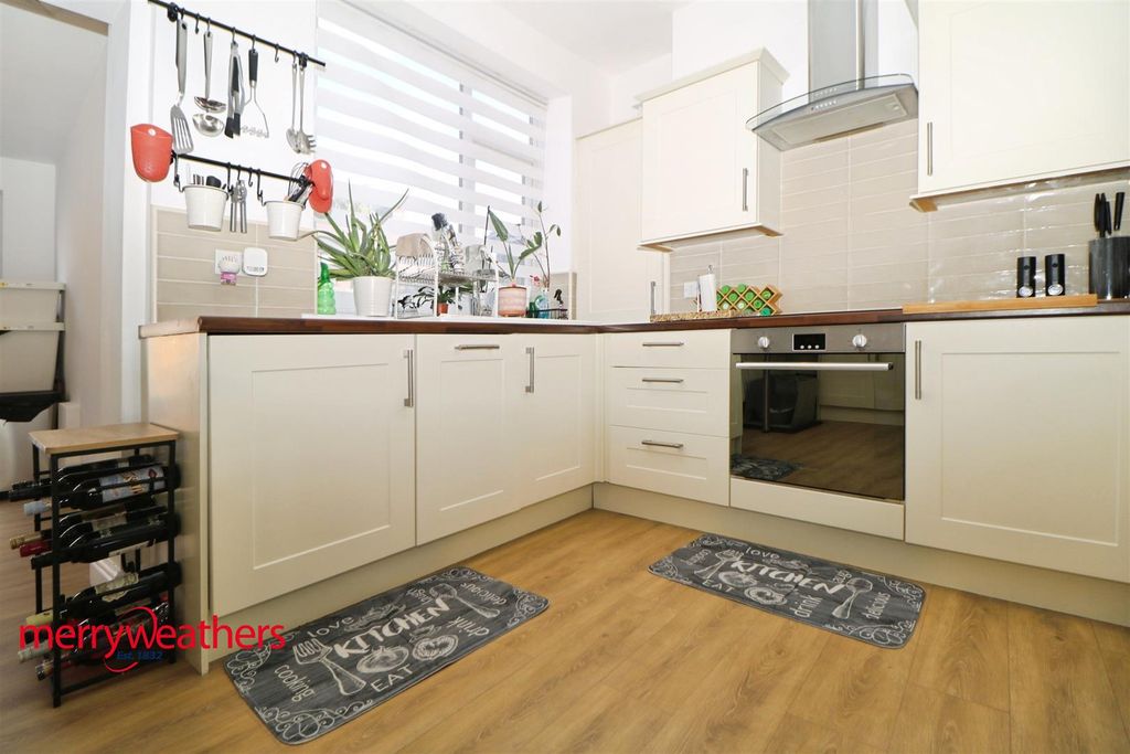 Property photo 2 of 12 Kitchen