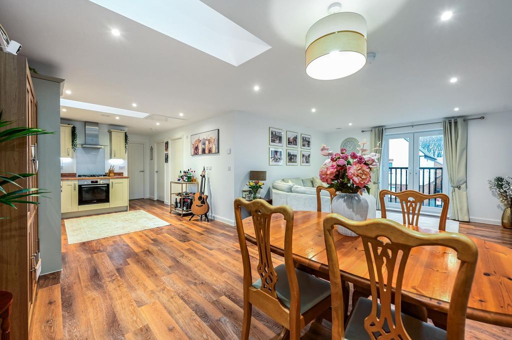 Property photo 3 of 14 Dining Area