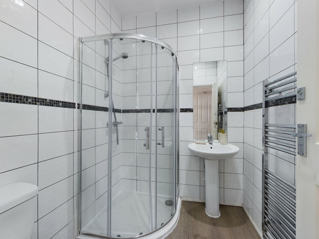 Property photo 3 of 34 A Modern And Clean Bathroom Featuring A Spacious S...