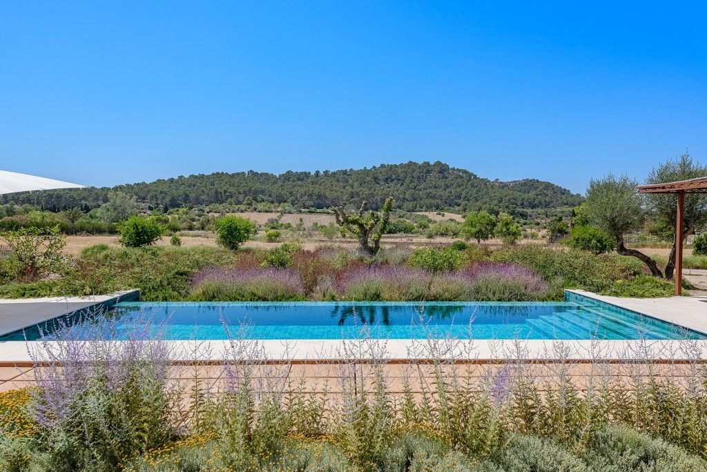 Property photo 3 of 20 Swimming Pool (1)