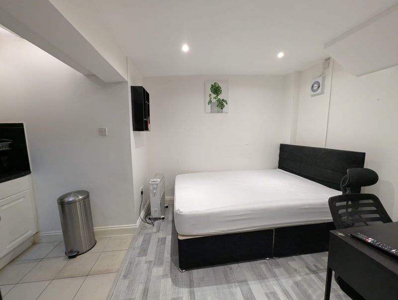 Property photo 1 of 8 Well Presented Studio Flat