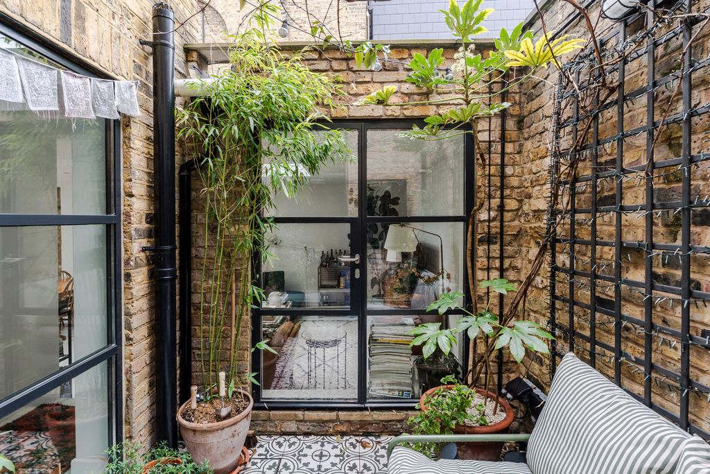 Property photo 3 of 23 321761 - 2A Rudloe Road-19.Jpeg