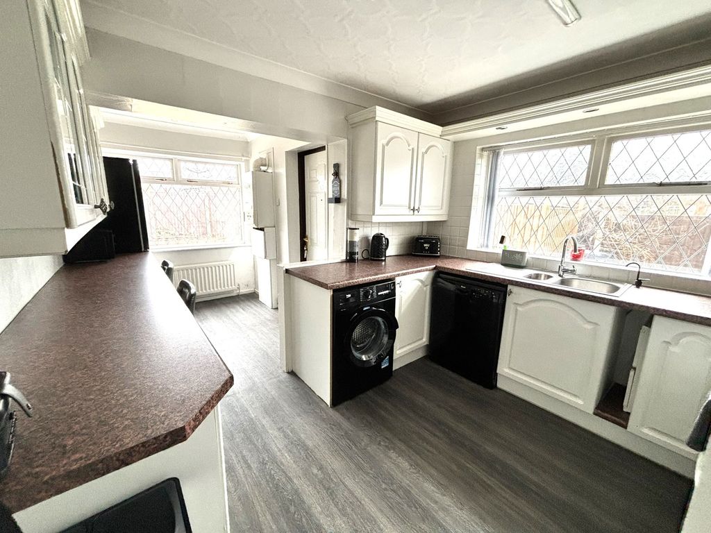 Property photo 3 of 17 Kitchen