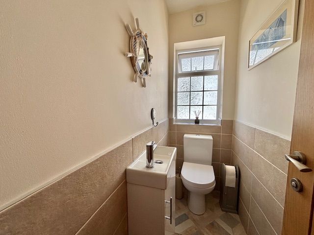 Property photo 2 of 18 Cloakroom