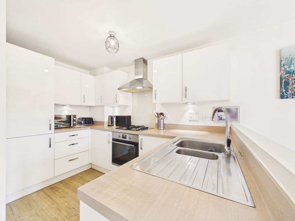 Property photo 3 of 14 Ewemove - Medlock Street - Kitchen
