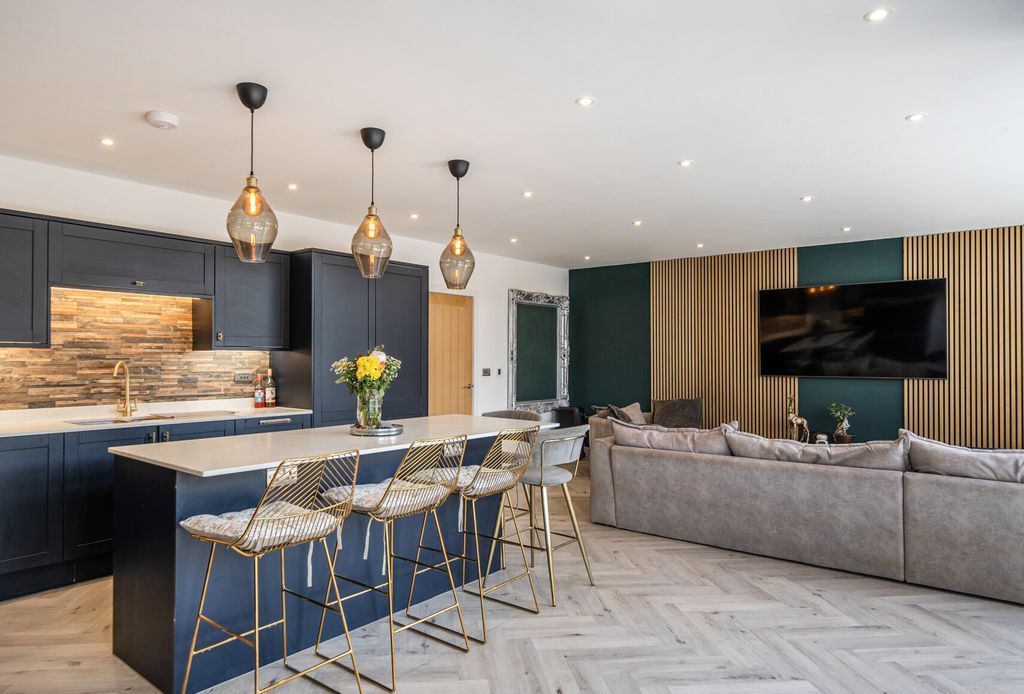 Property photo 2 of 30 1473323-18-6A2Fc2...