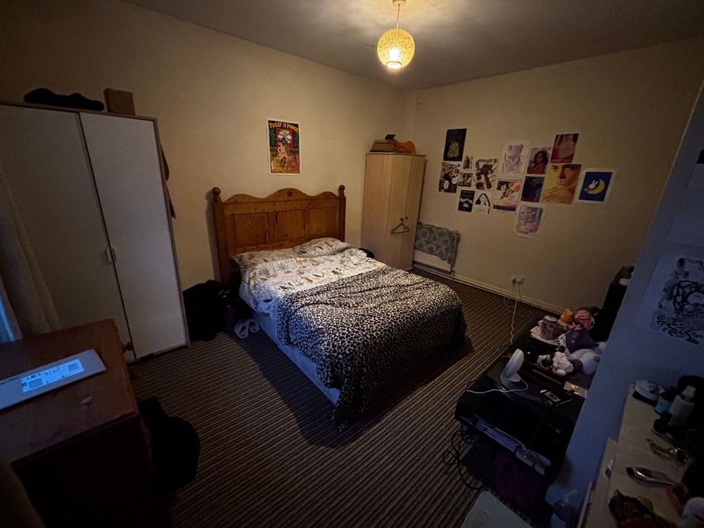 Property photo 3 of 5 Cosy Double Bedroom With A Wooden Headboard, Patte...