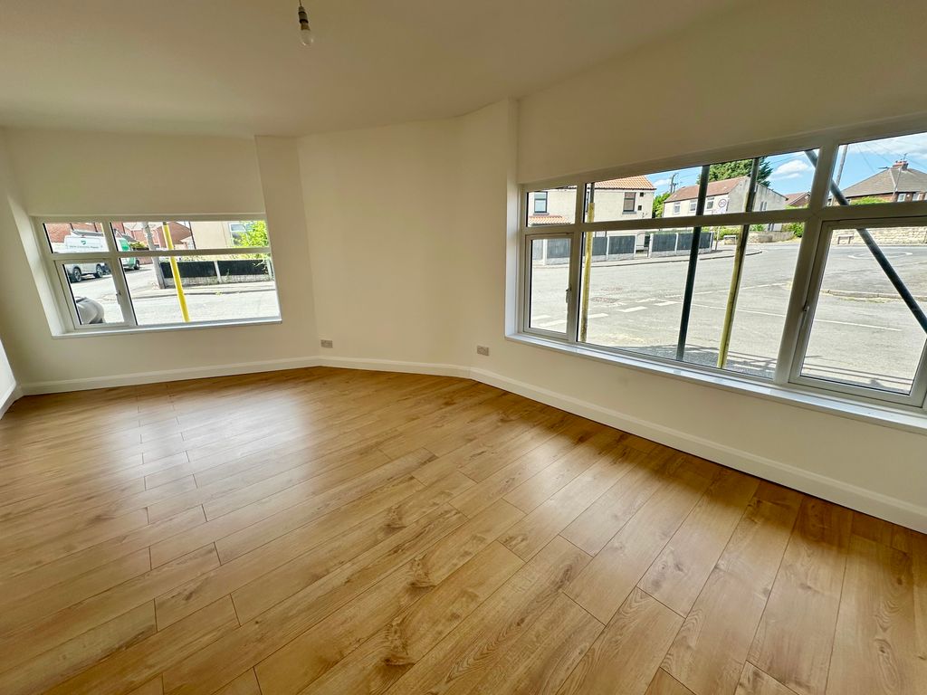 Property photo 1 of 6 Bedroom