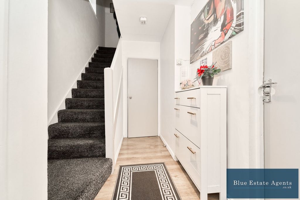 Property photo 3 of 19 Entrance