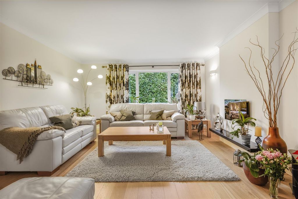 Property photo 3 of 21 Lounge