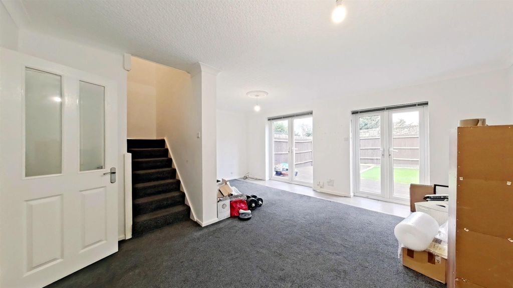 Property photo 3 of 11 Lounge