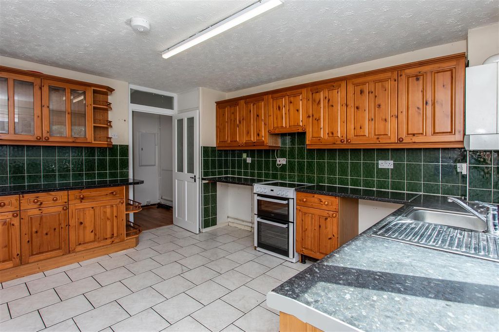 Property photo 3 of 18 Kitchen