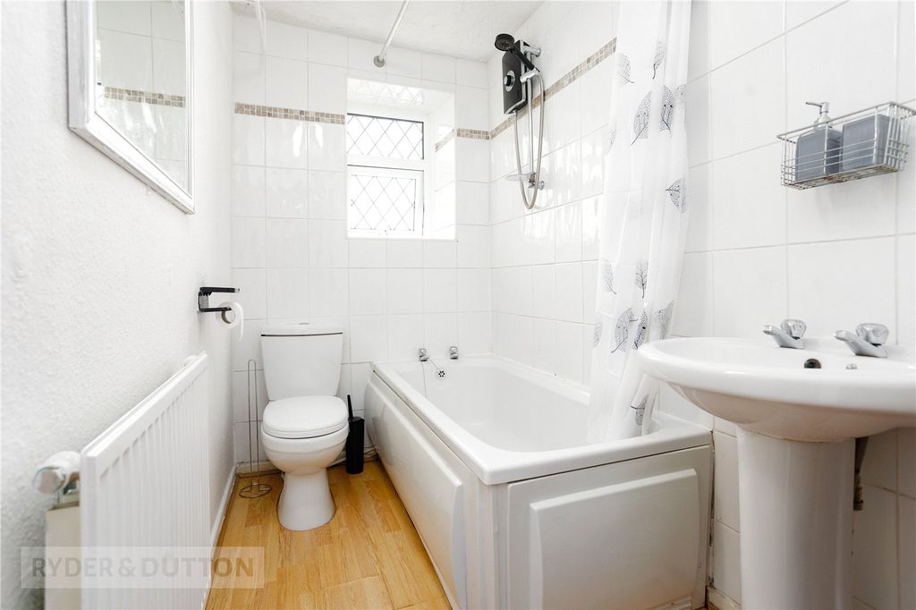 Property photo 3 of 17 Bathroom